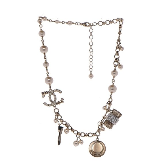 CHANEL FAUX PEARL SHORT NECKLACE W/SIGNATURE CHARMS OF CHANEL 2014 RARE !!!